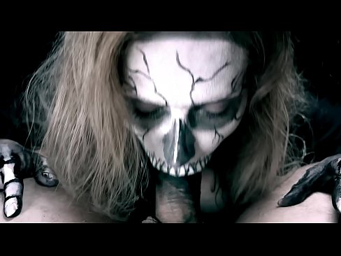 ❤️ Demon cailín sucking coileach lena béal dubh agus shlogtha cum. ❌ Super sex linn ❌❤